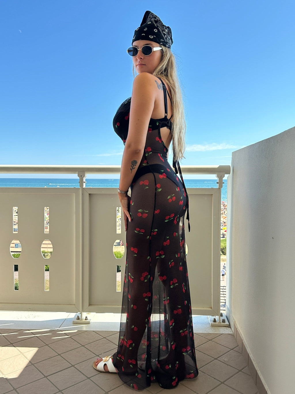 Vestito lungo velato con ciliegie, schiena scoperta e laccetti - Follie by Alice