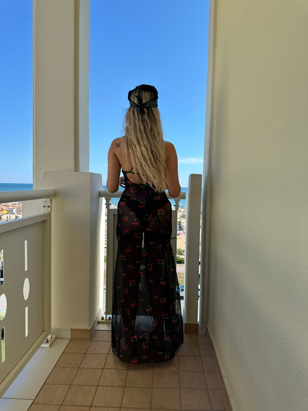 Vestito lungo velato con ciliegie, schiena scoperta e laccetti - Follie by Alice