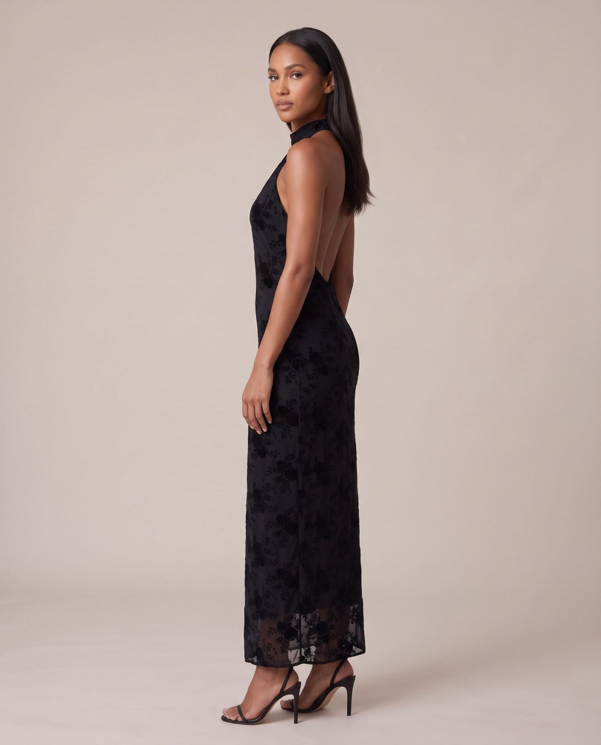 Vestito lungo velato con collo halter e ricami in pizzo di velluto SIENNA - Follie by Alice