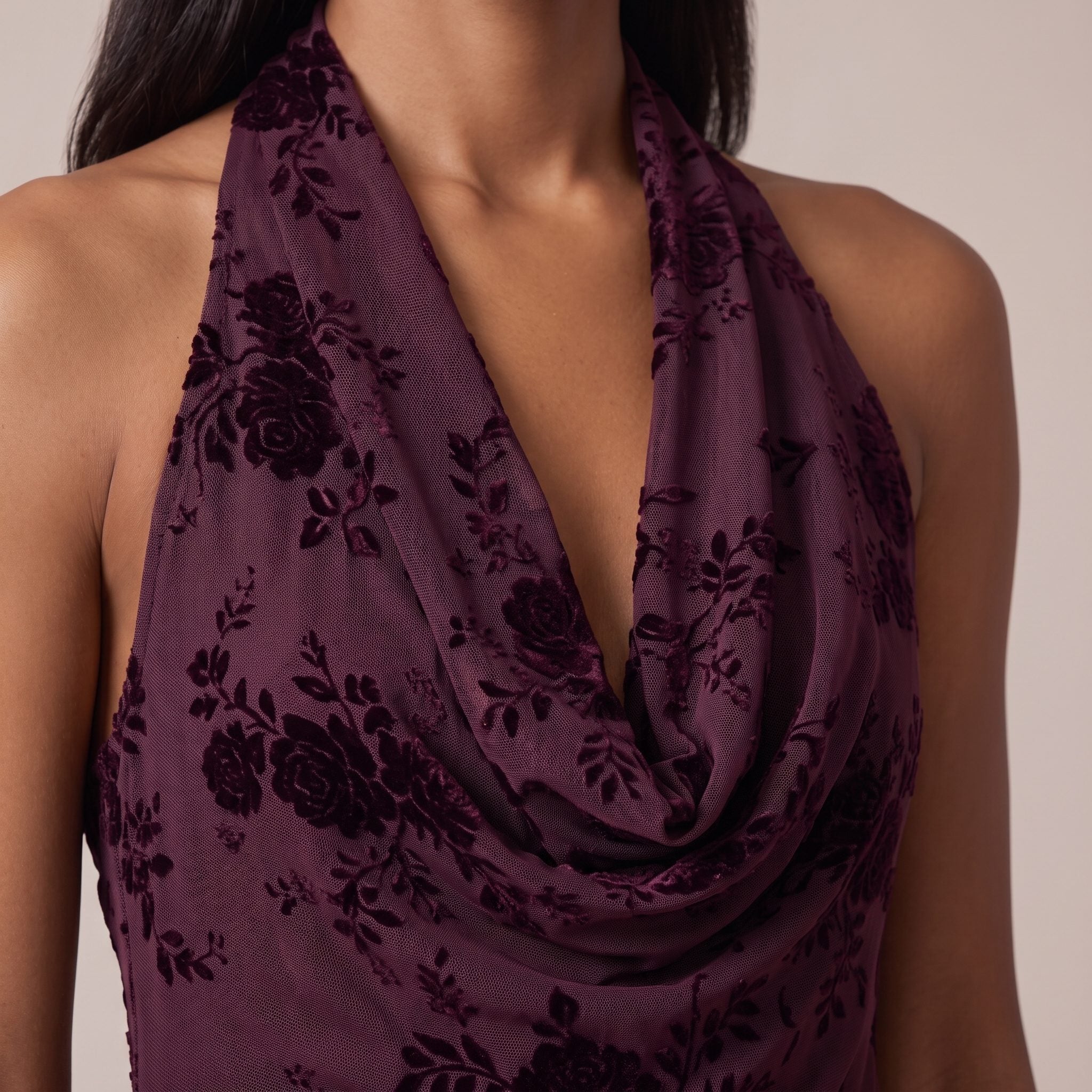 Vestito lungo velato con scollo a cappuccio e rose in pizzo di velluto ROSALIE - Follie by Alice Immagine secondaria del prodotto