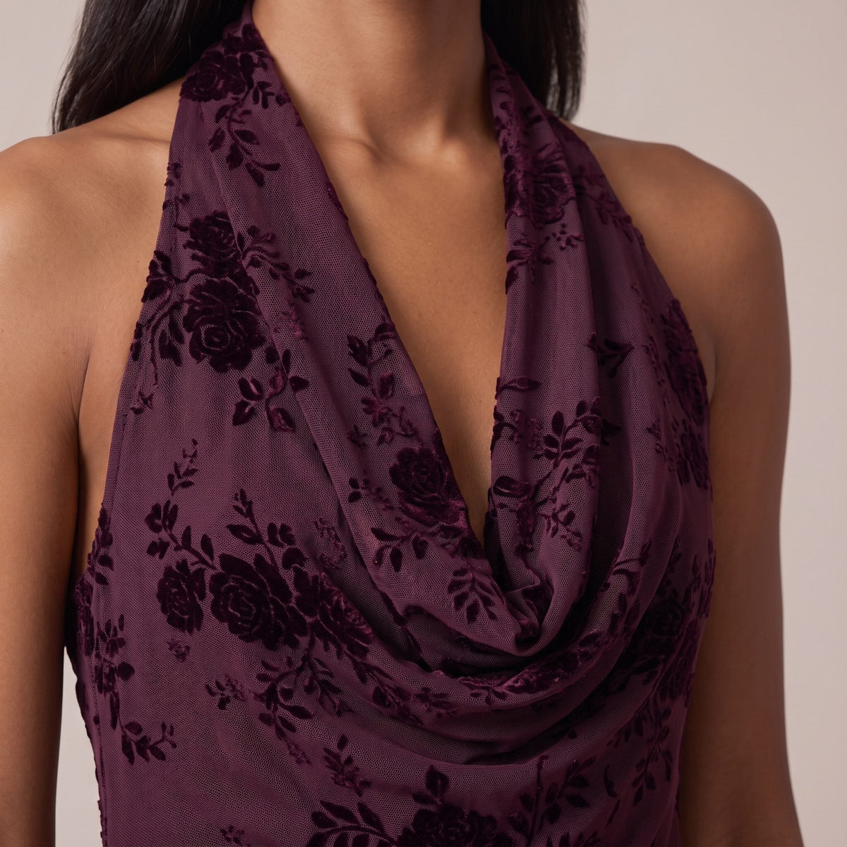 Vestito lungo velato con scollo a cappuccio e rose in pizzo di velluto ROSALIE - Follie by Alice