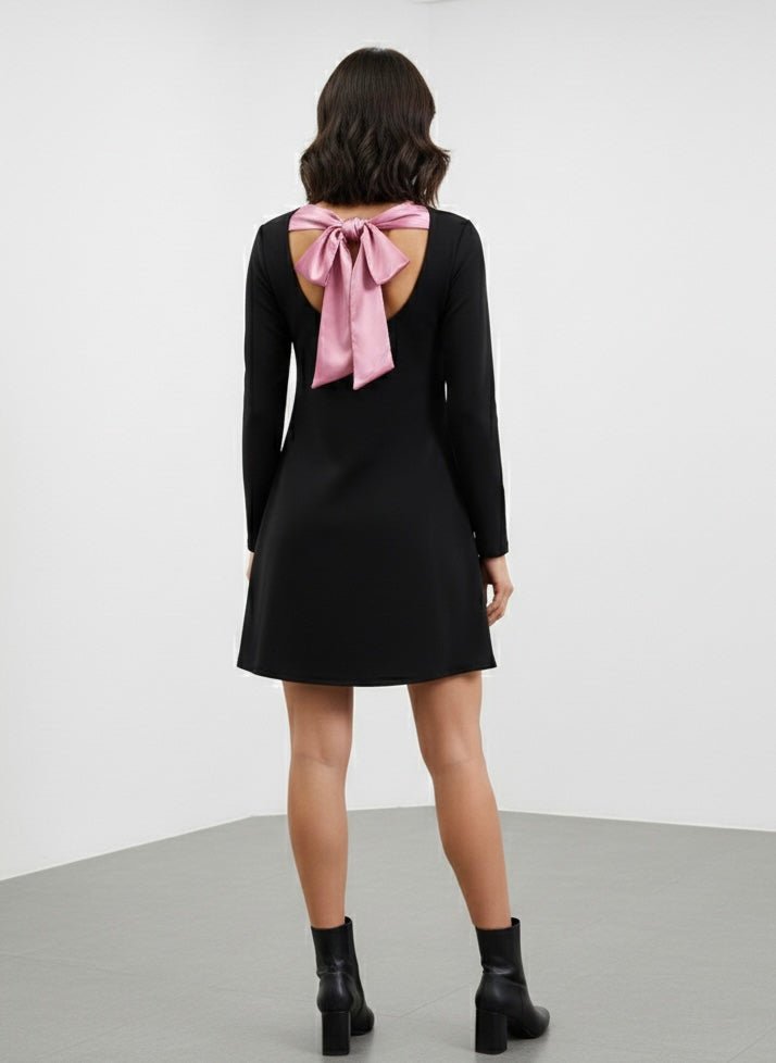 Vestito svasato nero con fiocco fucsia sulla schiena