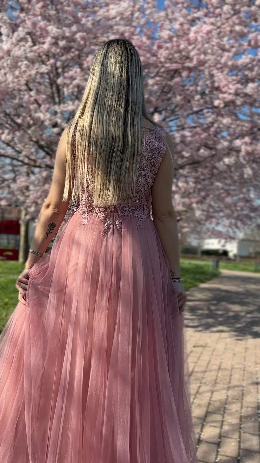 Abito rosa con gonna in tulle, ricami in pizzo e perline - Follie by Alice