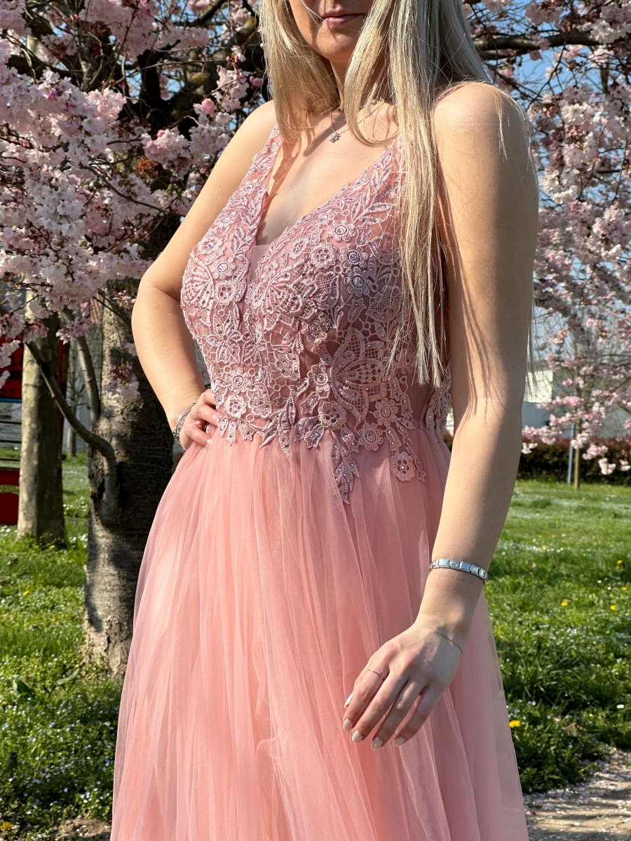 Abito rosa con gonna in tulle, ricami in pizzo e perline - Follie by Alice