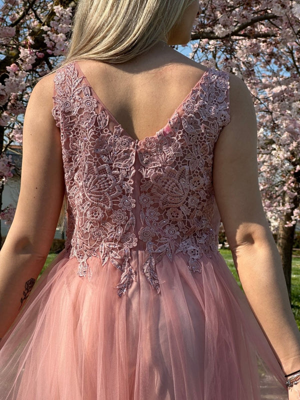 Abito rosa con gonna in tulle, ricami in pizzo e perline - Follie by Alice
