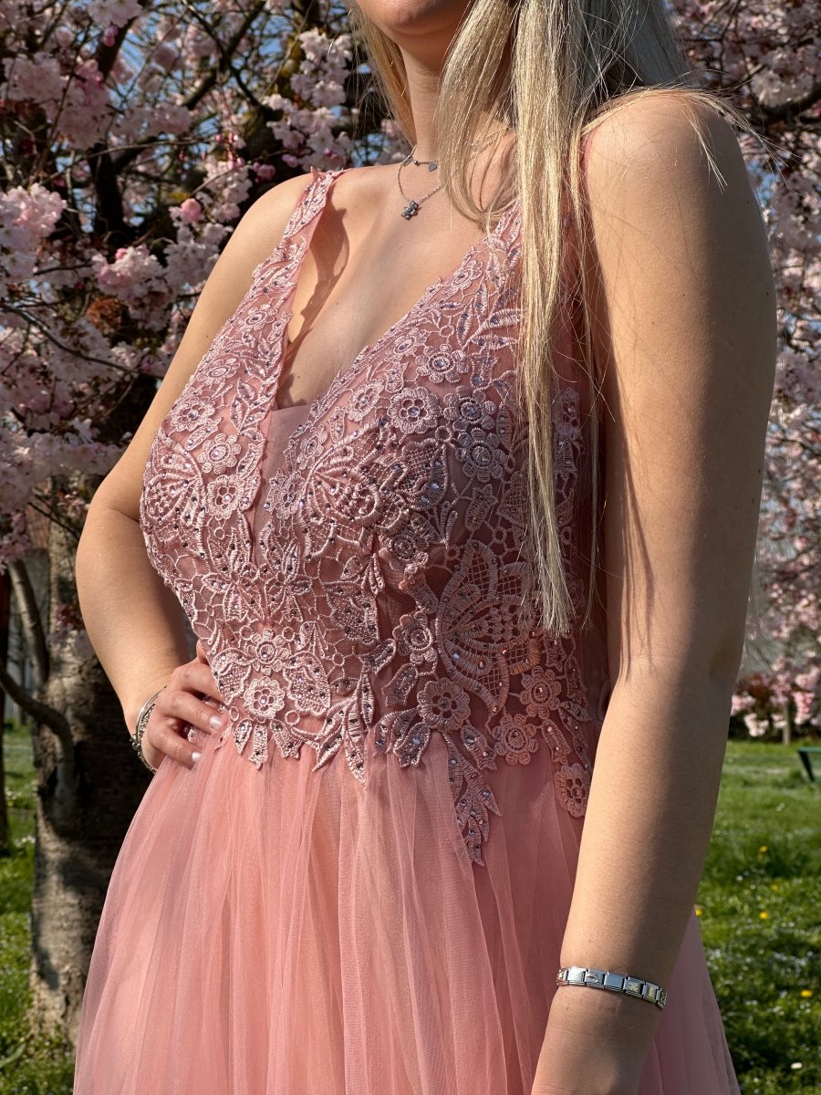 Abito rosa con gonna in tulle, ricami in pizzo e perline - Follie by Alice
