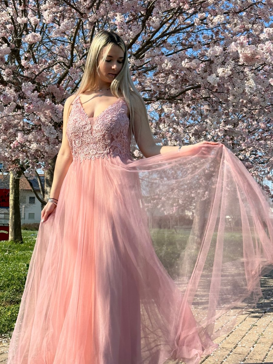 Abito rosa con gonna in tulle, ricami in pizzo e perline Follie