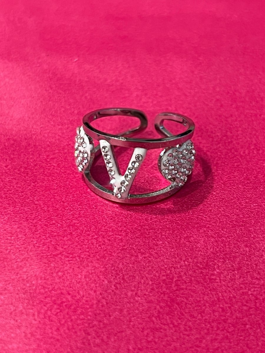 Anello argento con lettera e strass – alternate