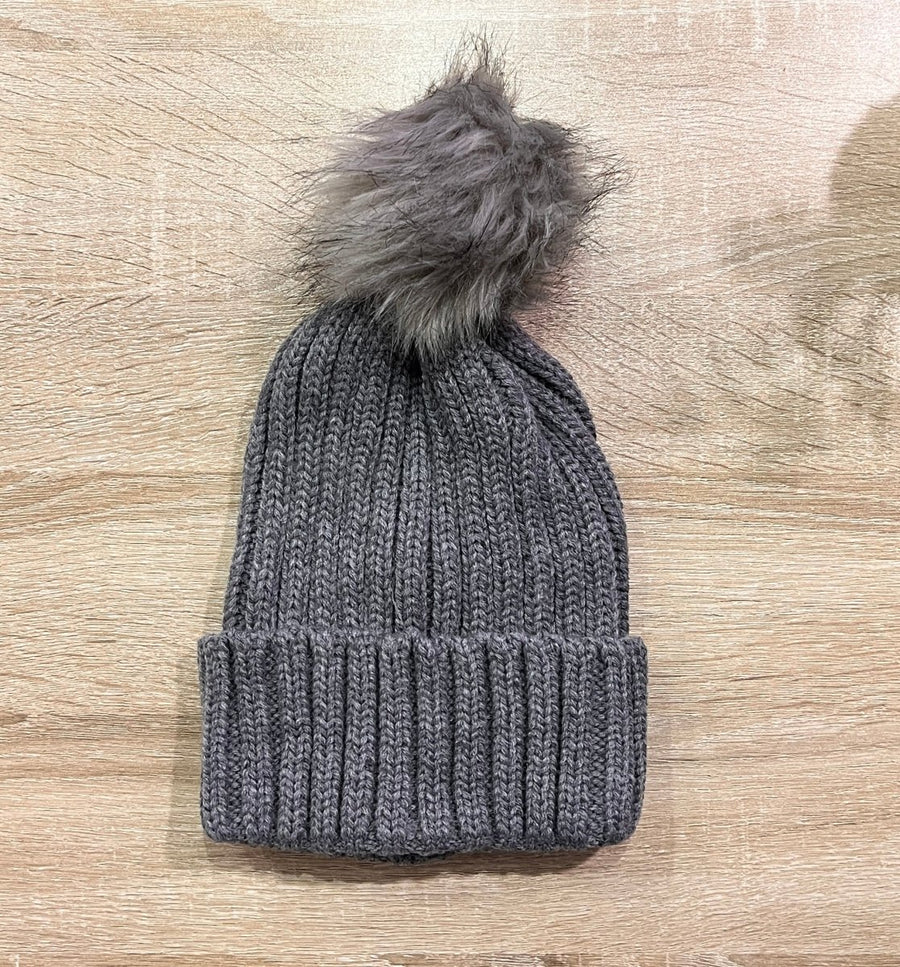 Berretto grigio scuro con ponpon