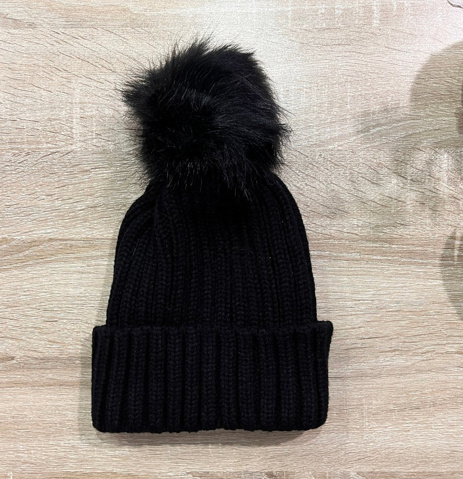 Berretto nero con ponpon
