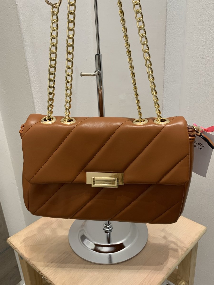 Borsa a tracolla marrone trapuntata con tracolla a catena – alternate