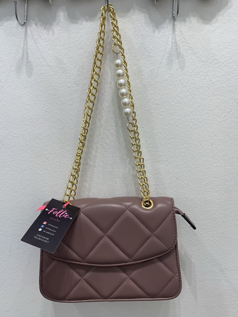 Borsa color vinaccia effetto trapuntato con tracolla in metallo e perline – alternate