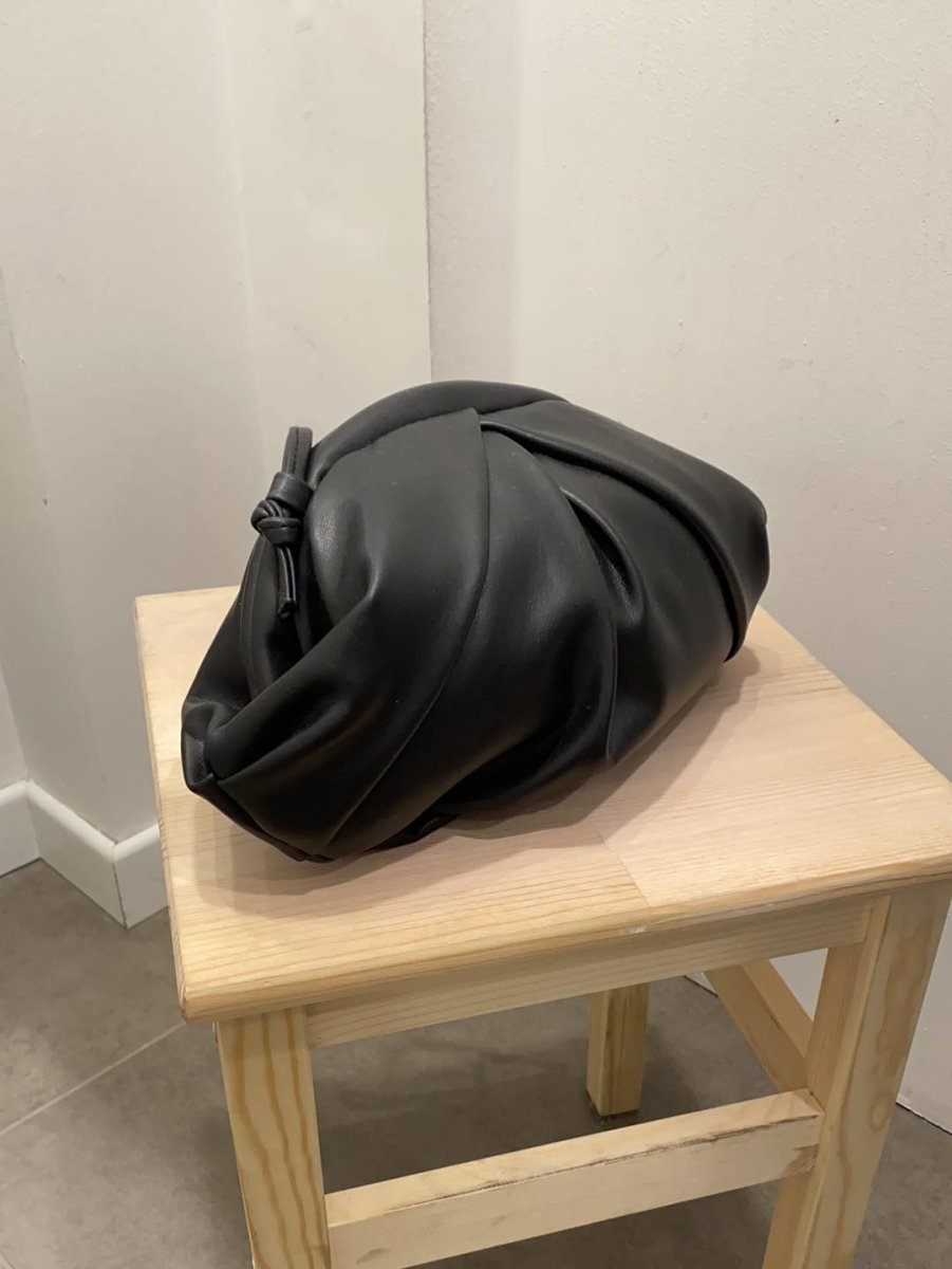 Borsa piccola nera in similpelle arricciata con apertura a conchiglia - Follie by Alice