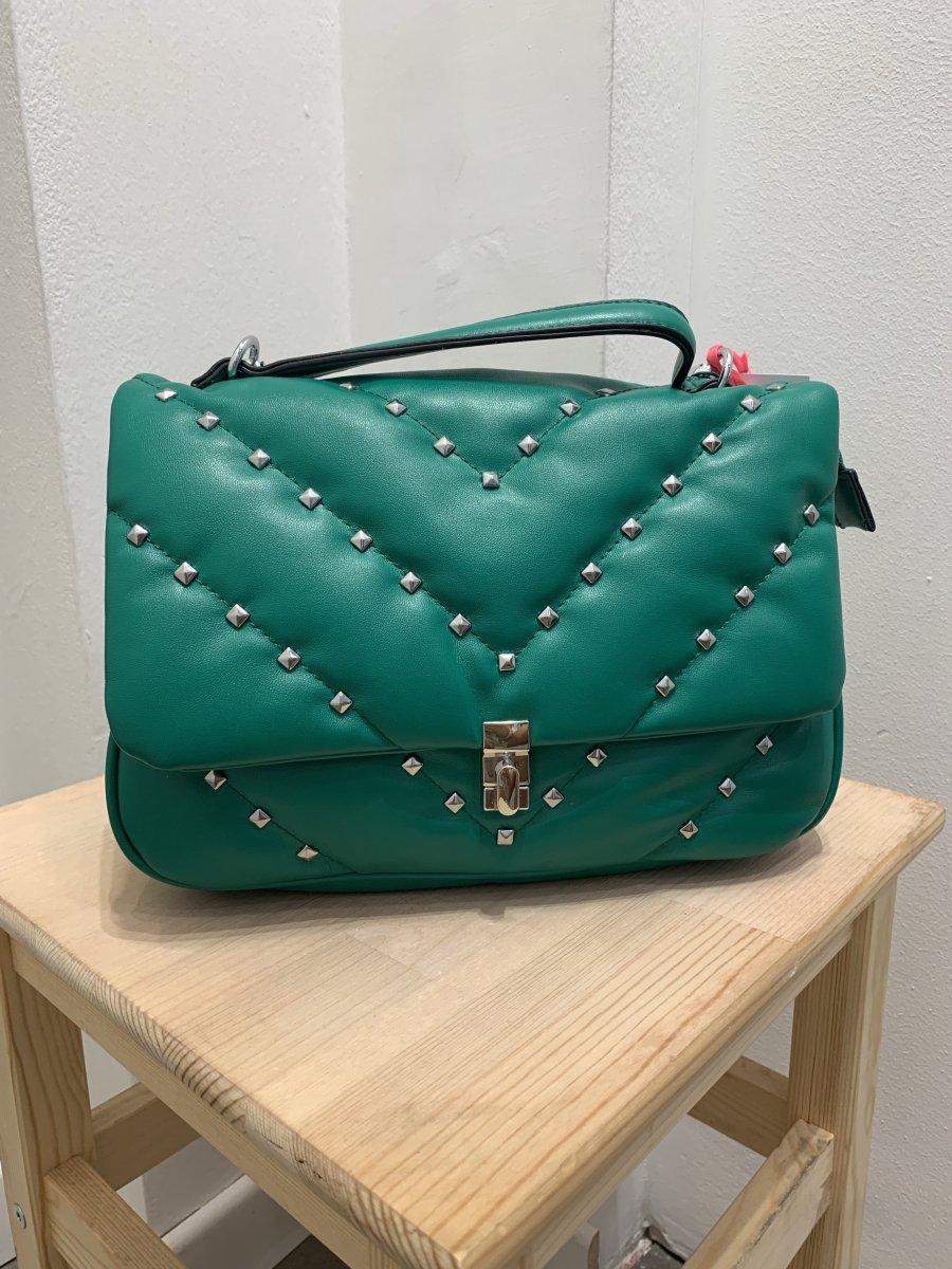Borsa verde morbida con borchie a piramide