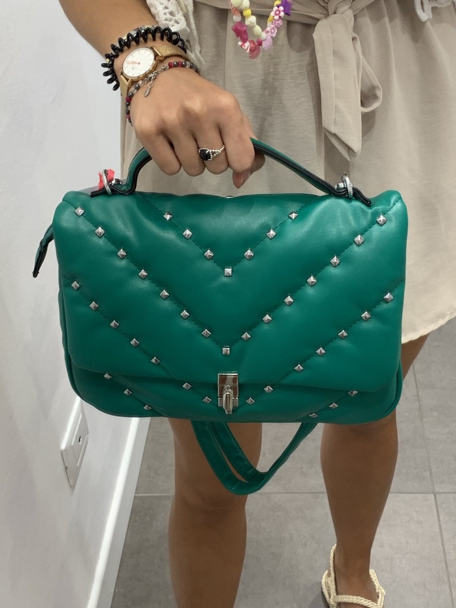Borsa verde morbida con borchie a piramide – alternate