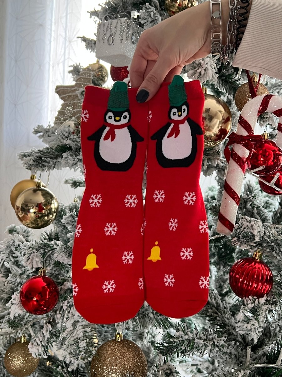 Calzini rossi con pinguino e fiocchi di neve – alternate