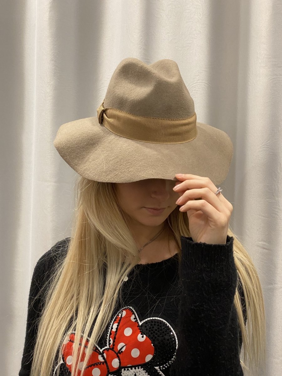 Cappello beige di lana con fascia a contrasto