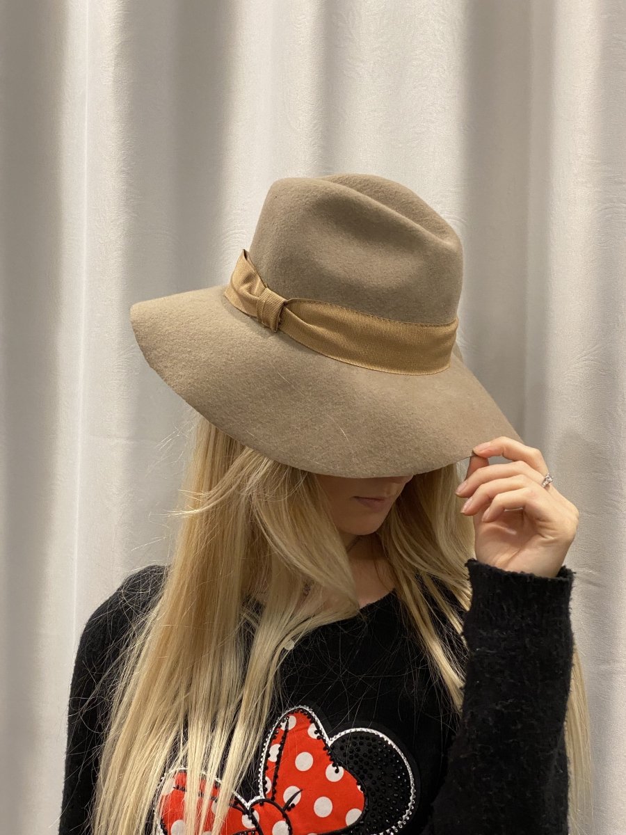 Cappello beige di lana con fascia a contrasto – alternate