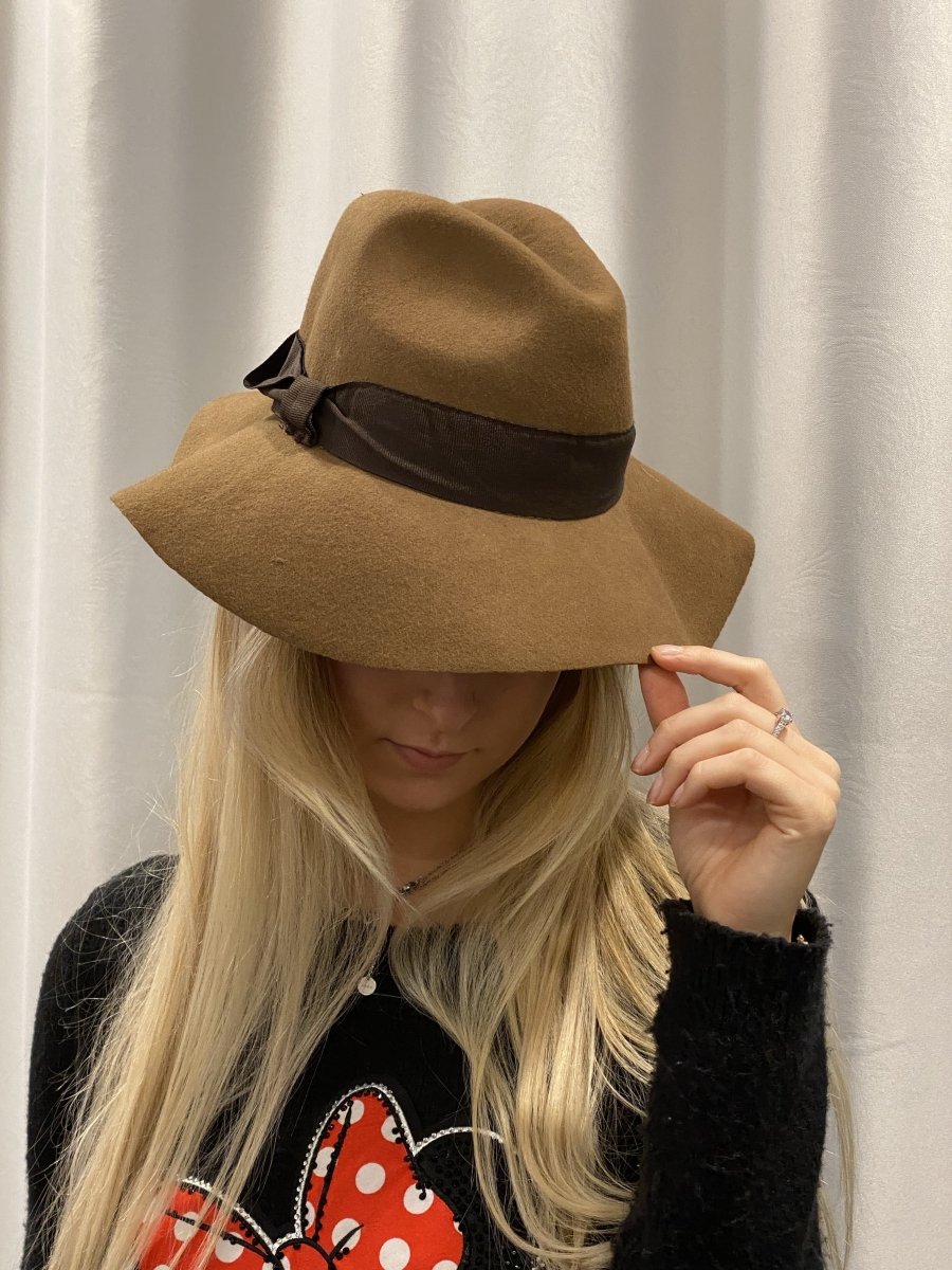 Cappello marrone di lana con fascia a contrasto – alternate