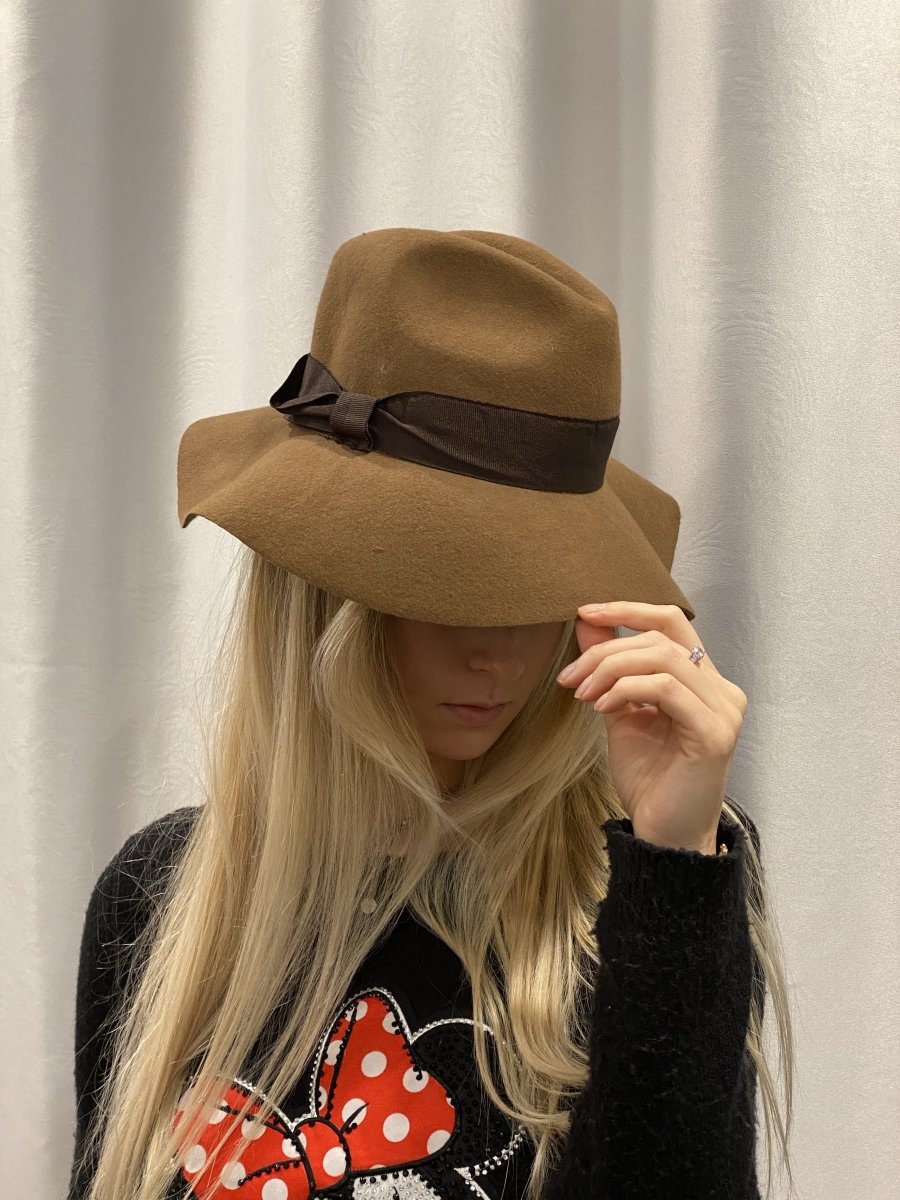 Cappello marrone di lana con fascia a contrasto