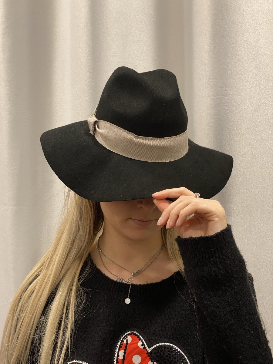 Cappello nero di lana con fascia a contrasto