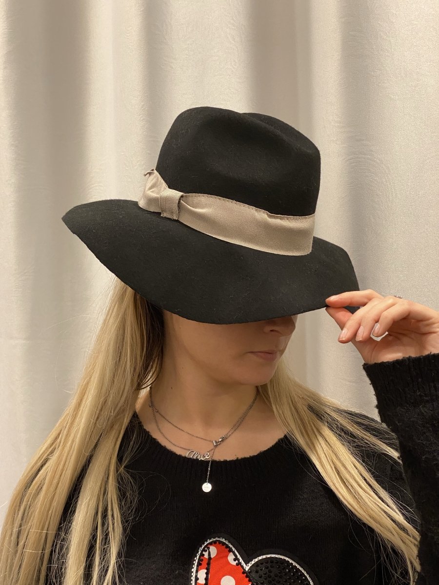 Cappello nero di lana con fascia a contrasto – alternate