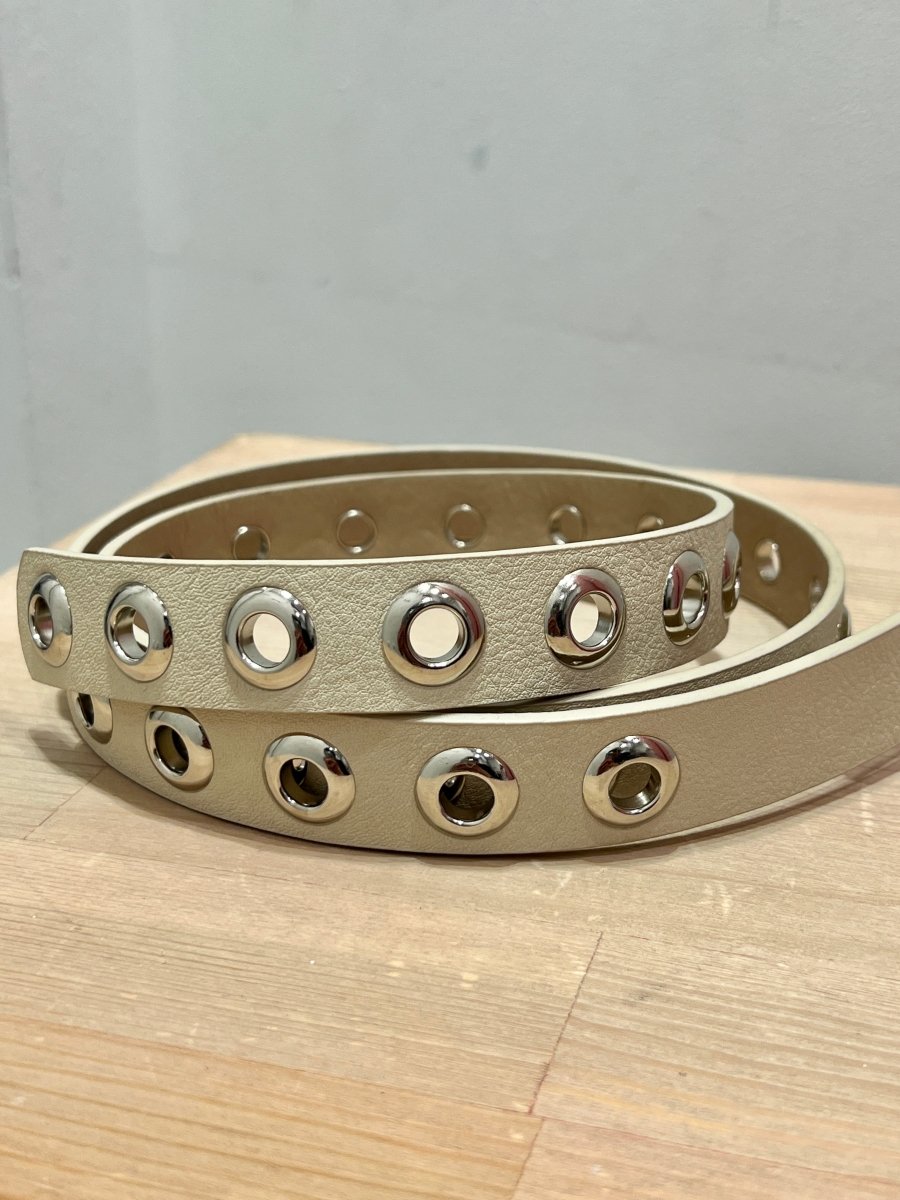 Cintura grigio chiaro con occhielli argento – alternate