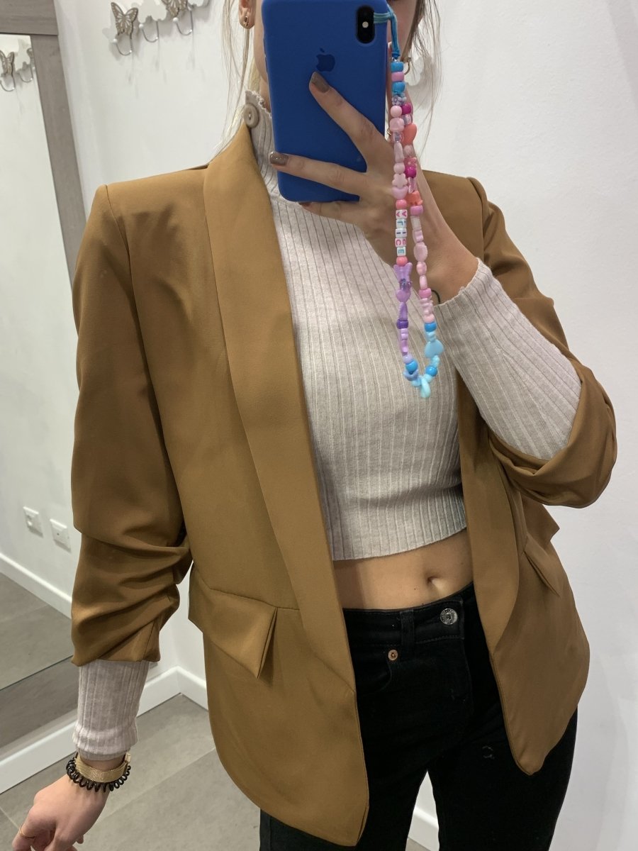 Giacca marrone con manica drappeggiata – alternate