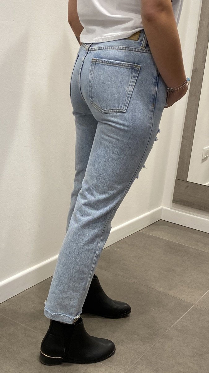 Jeans lavaggio chiaro con strappi – alternate