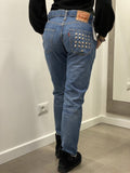 Jeans lunghi Levi's Vintage a caramella con borchie a piramide sulla tasca - Follie by Alice