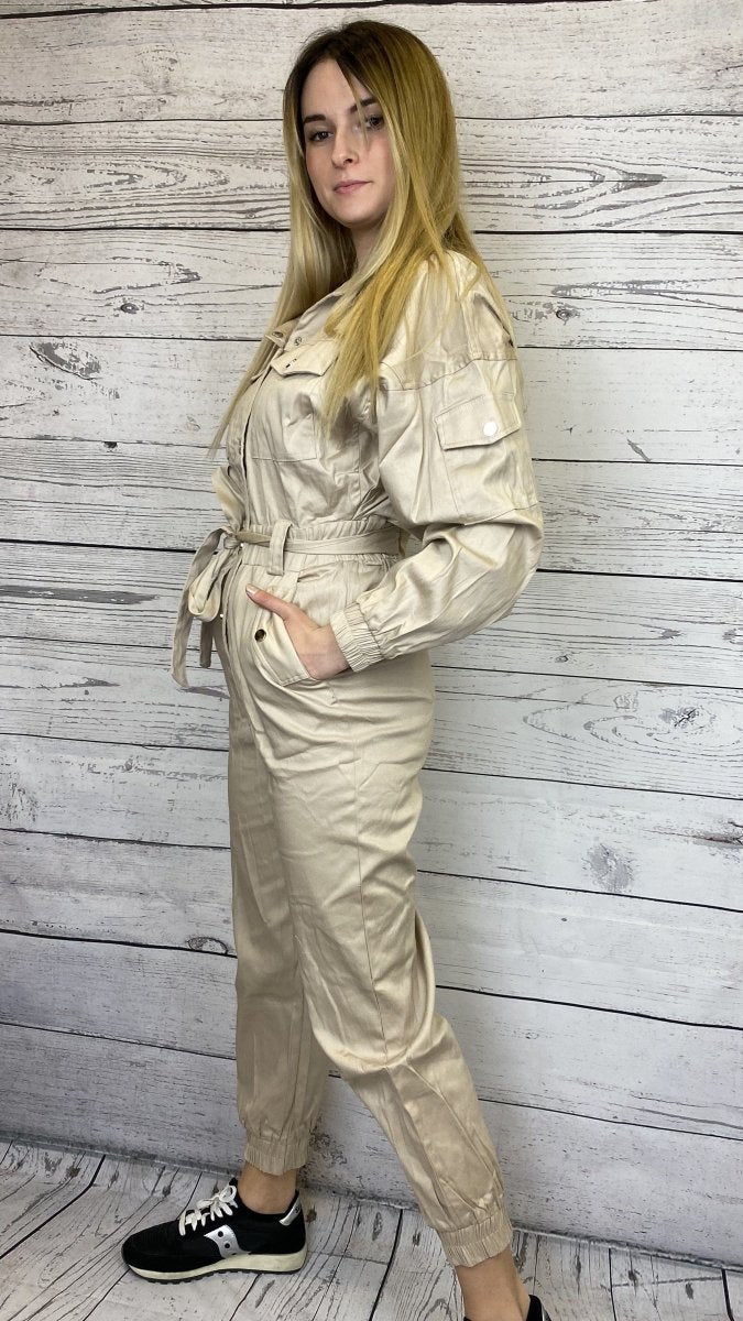 Jumpsuit beige con coulisse e bottoni argento – alternate