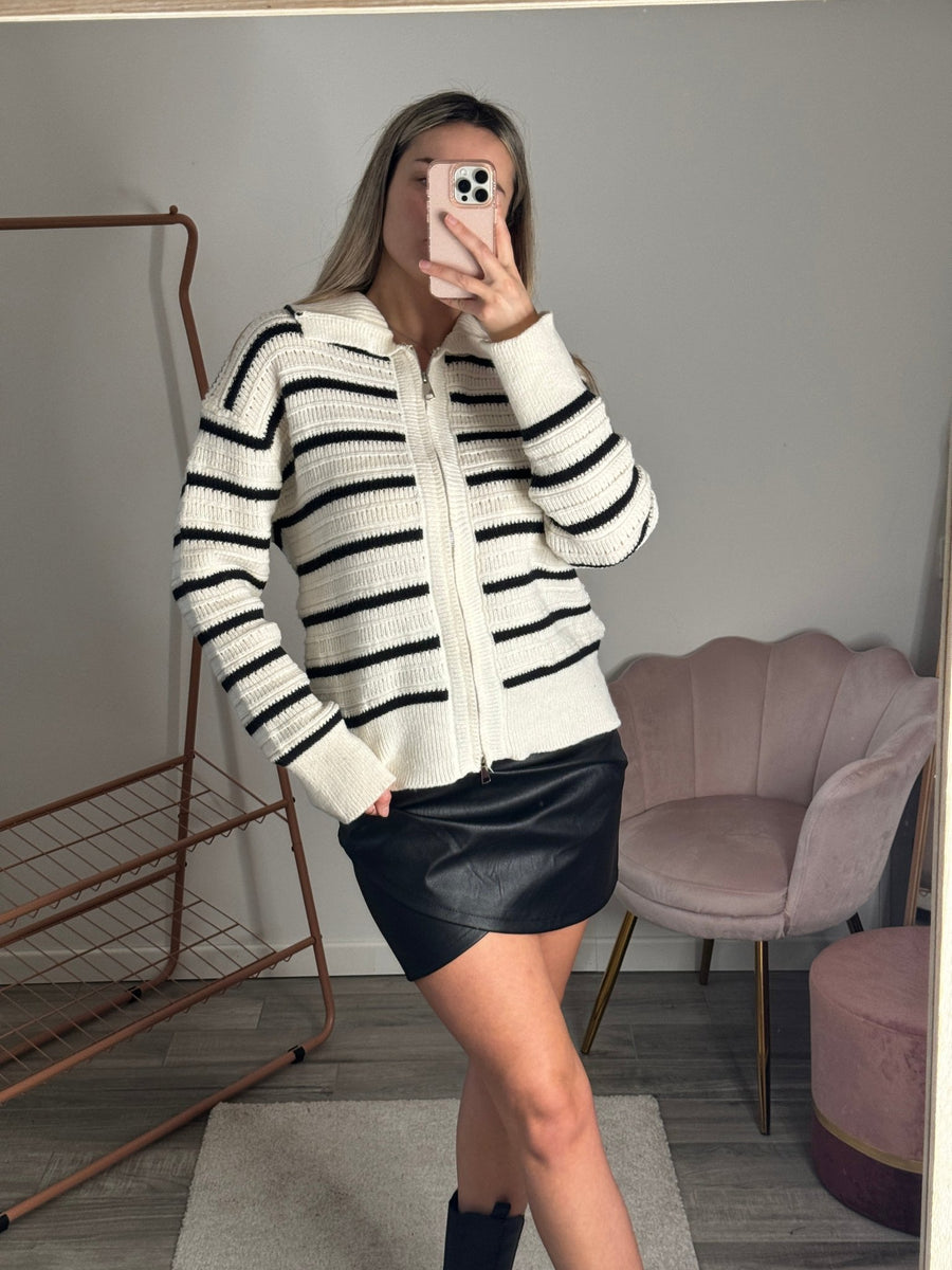 Maglione bianco a righe con zip – alternate