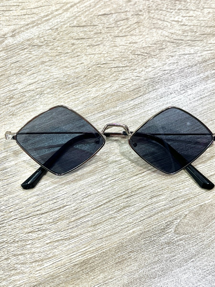 Occhiali da sole neri a rombo con cornice argento – alternate