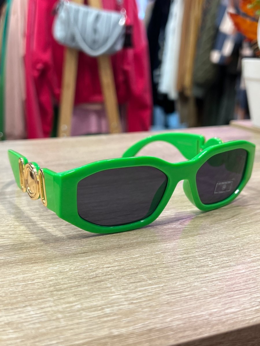 Occhiali da sole verdi fluo influencer