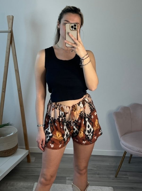 Pantaloncini marroni con fantasia etnica