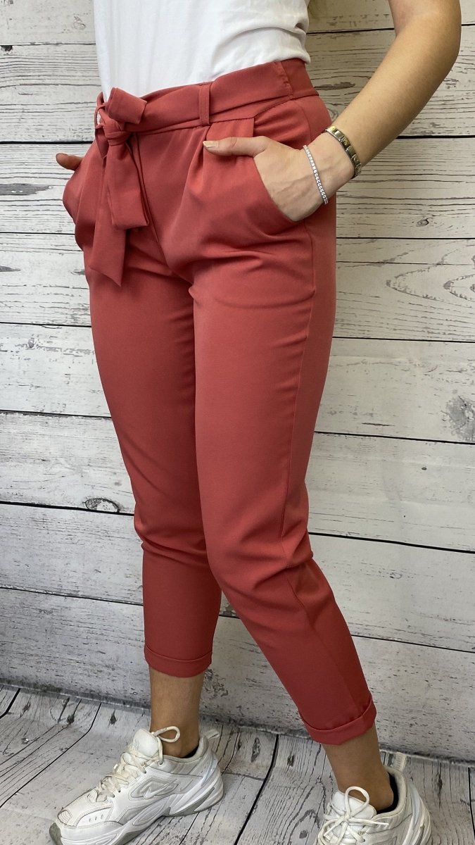 Pantaloni a sigaretta color corallo – alternate