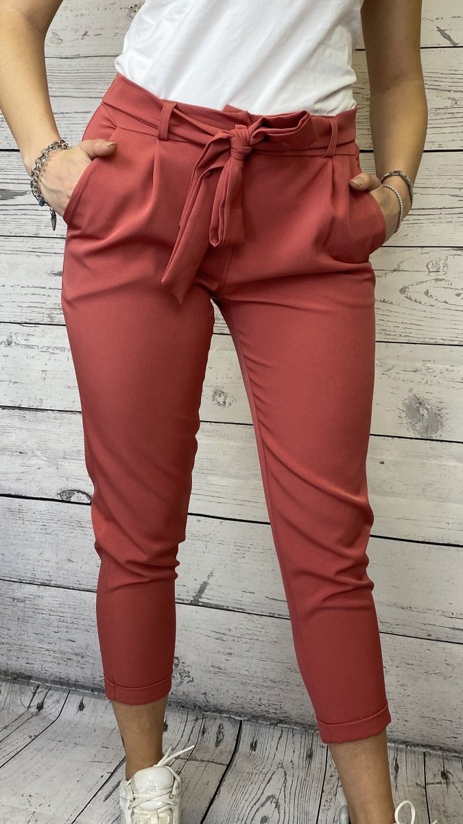 Pantaloni a sigaretta color corallo