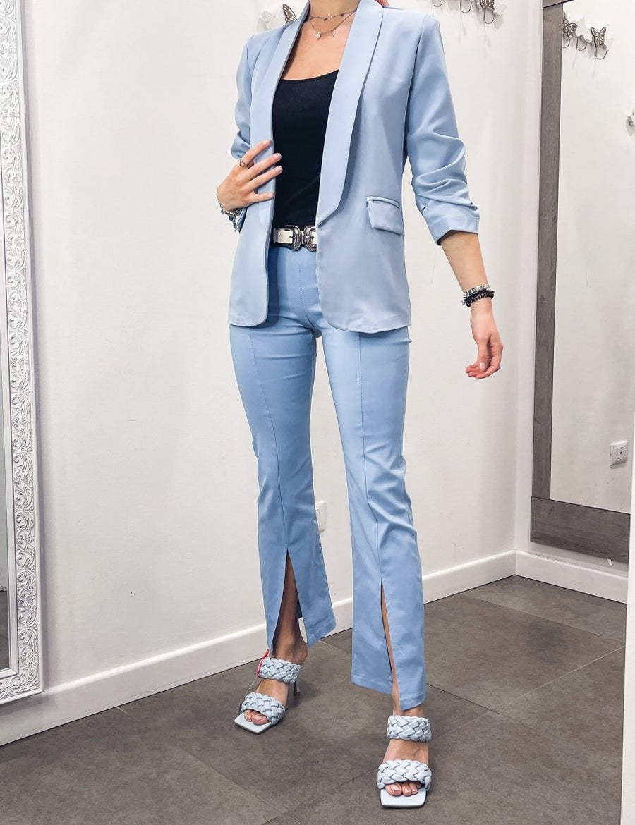 Pantaloni azzurri con spacco alla caviglia