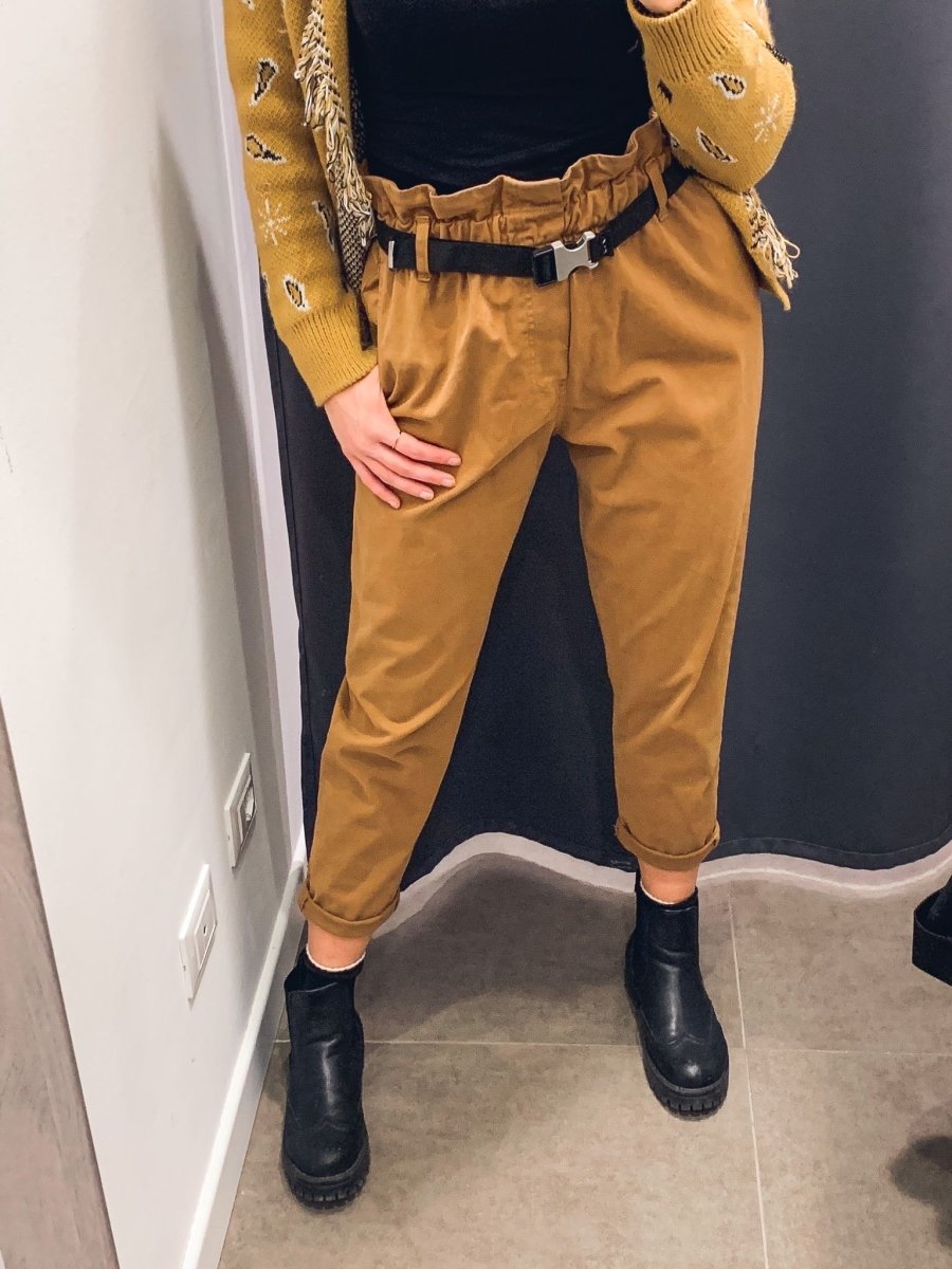 Pantaloni marroni con vita arricciata
