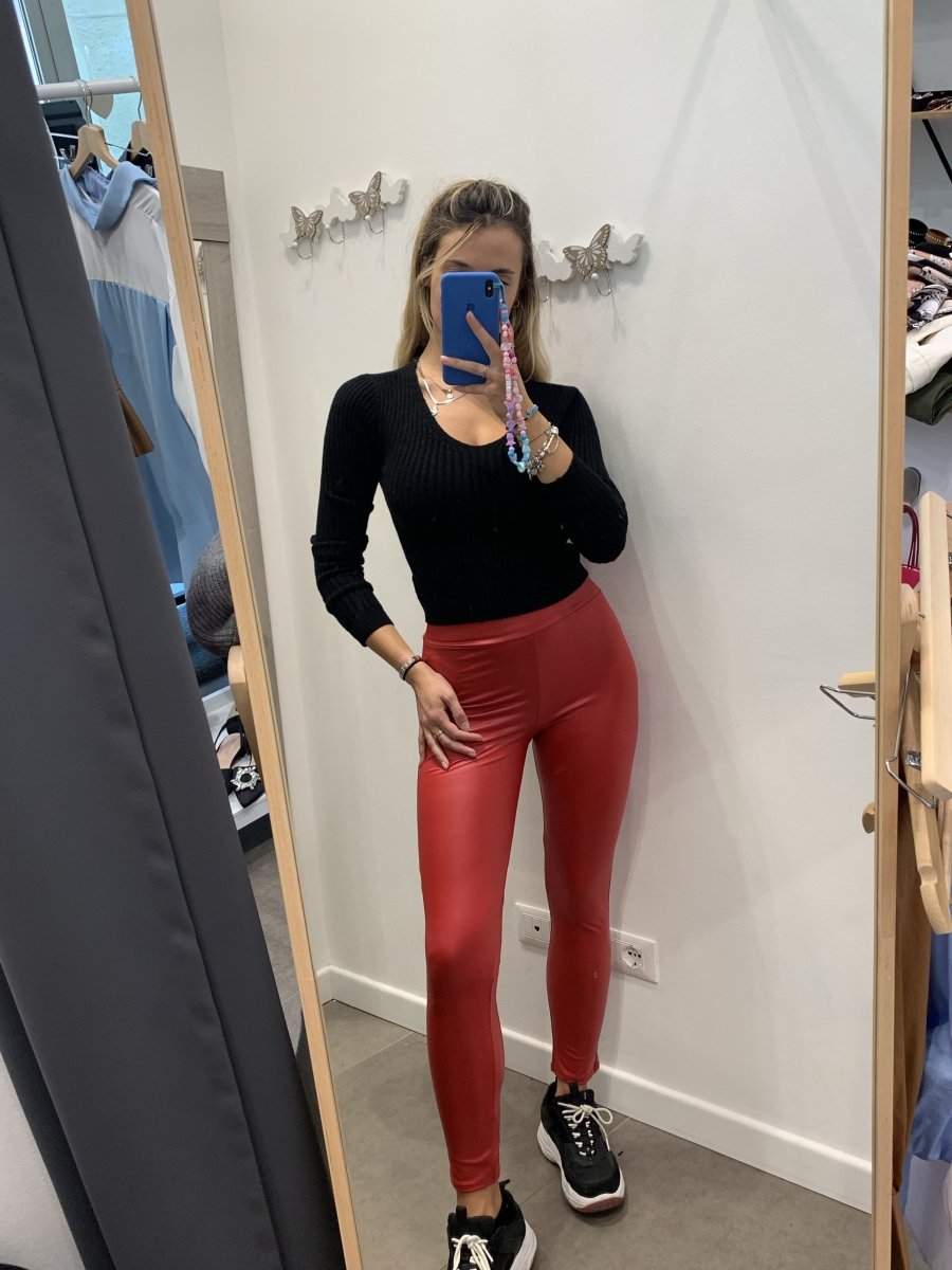 Pantaloni rossi in similpelle – alternate