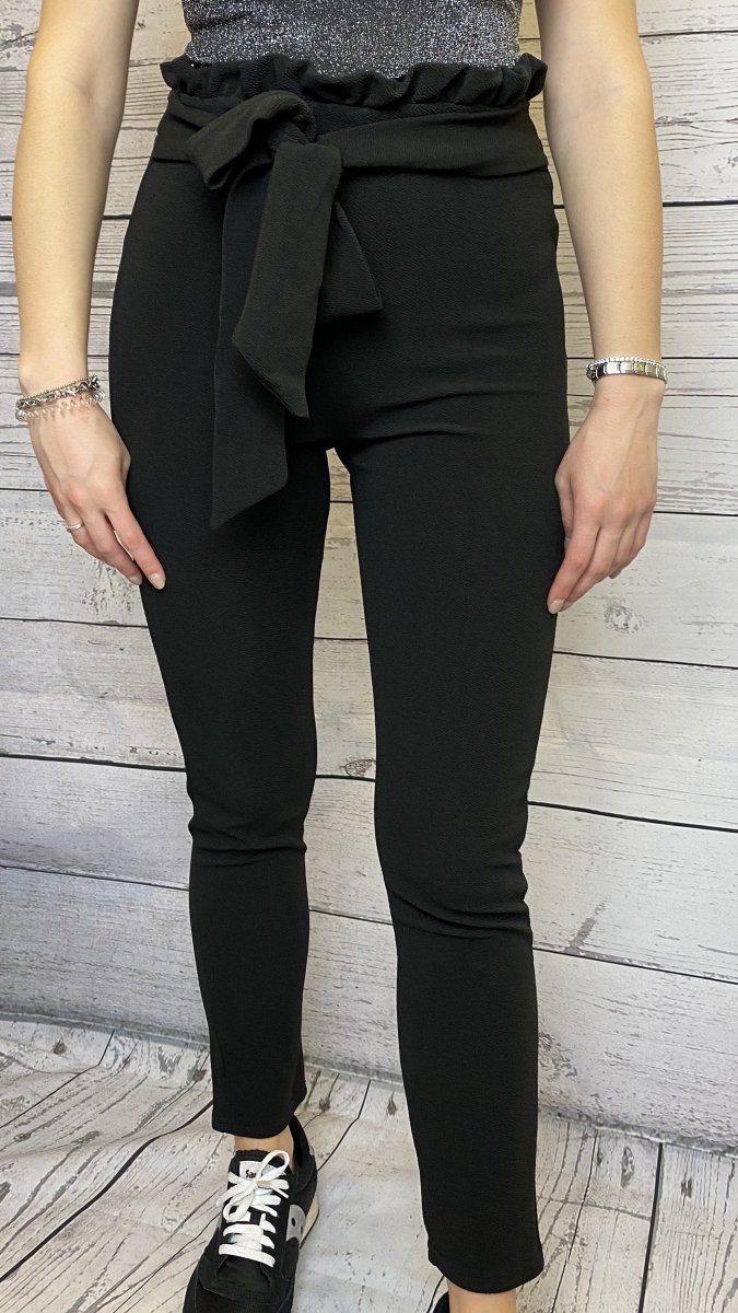 Pantaloni skinny neri con vita a volant