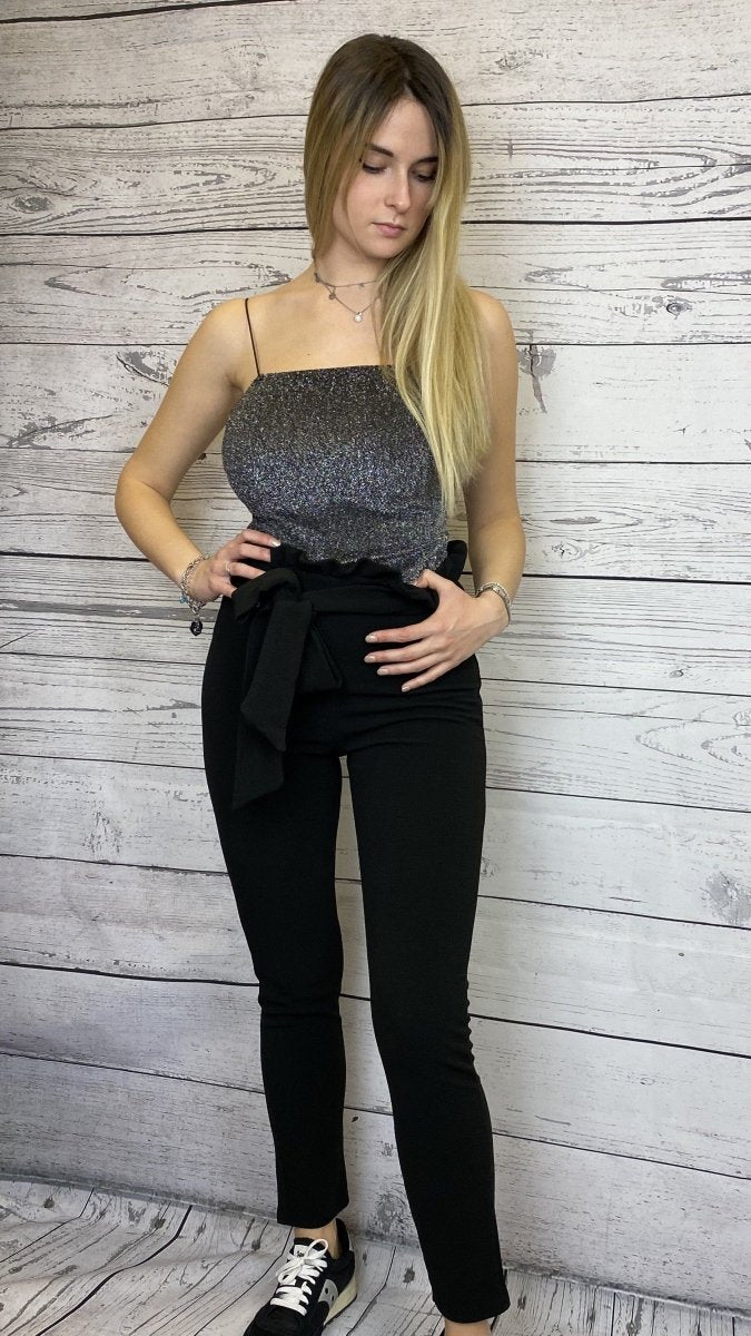 Pantaloni skinny neri con vita a volant – alternate