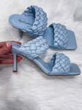 Sandali azzurri con fasce effetto intrecciato e tacco 8 cm - Follie by Alice