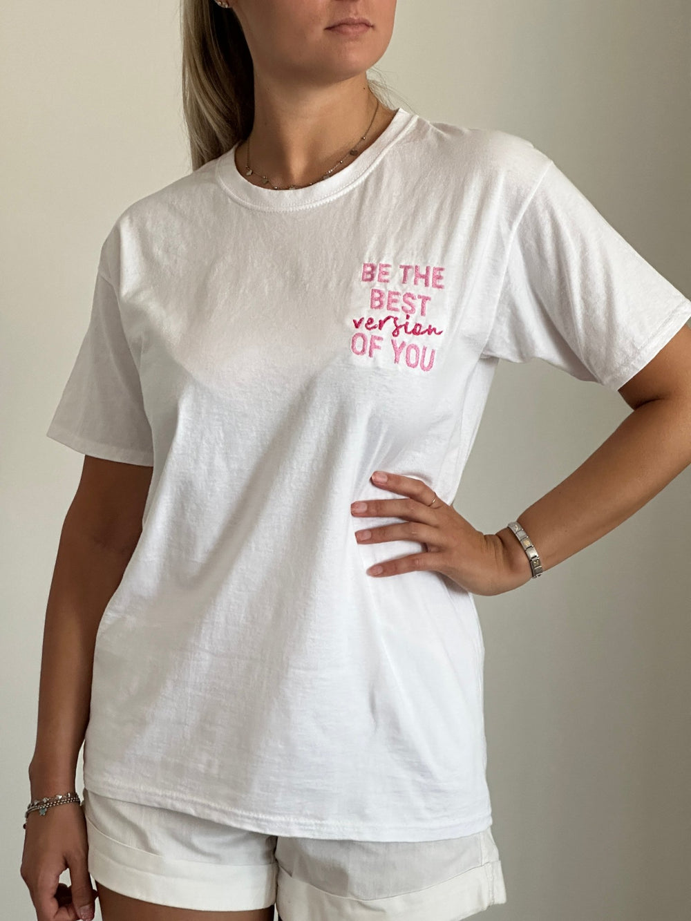 T-shirt bianca con ricamo Be The Best Version Of You - Follie by Alice