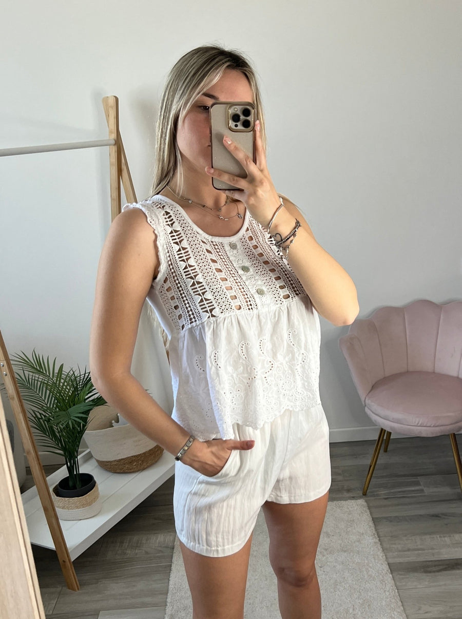 Top bianco con ricami all'uncinetto