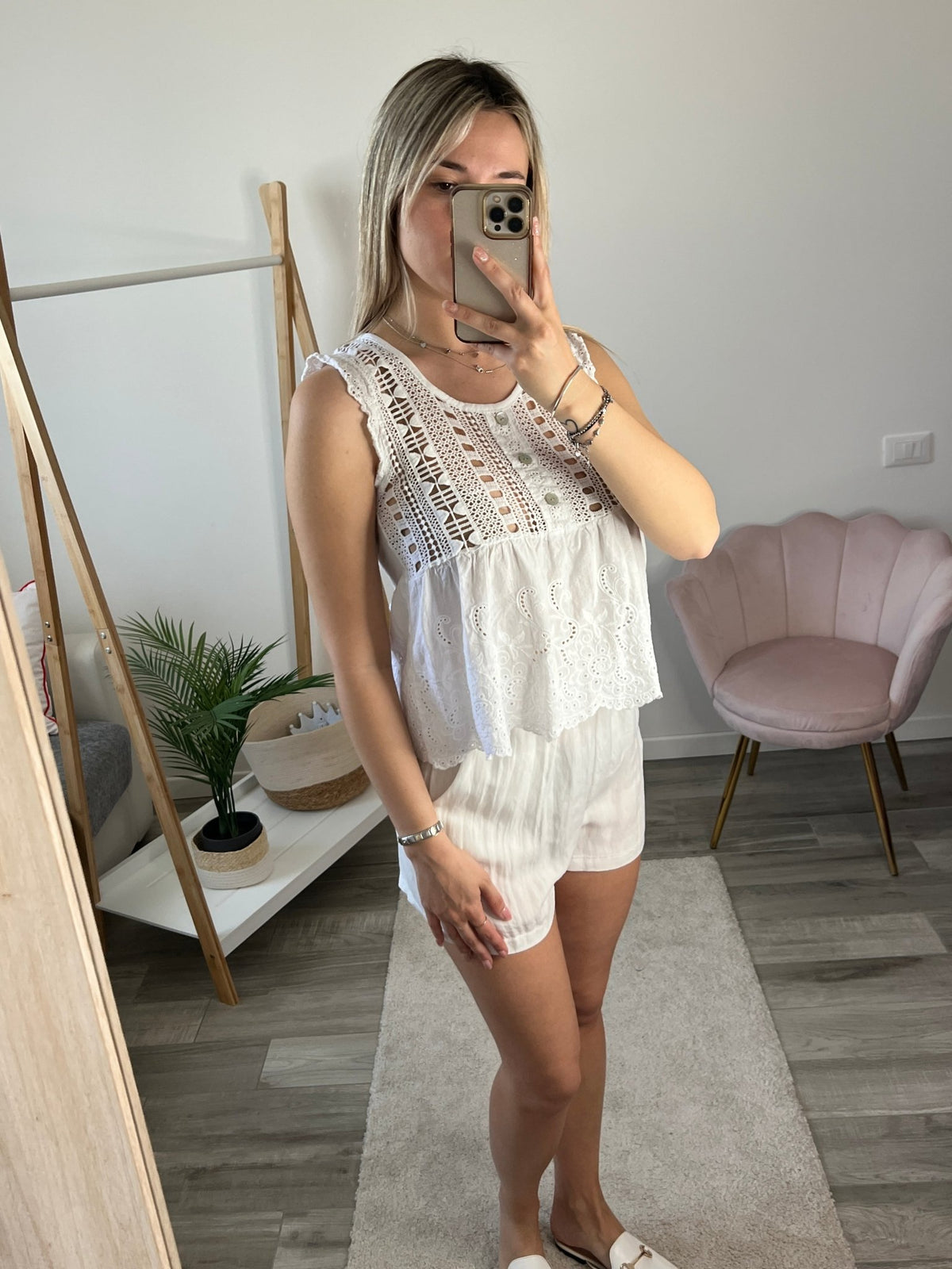 Top bianco con ricami all'uncinetto - Follie by Alice