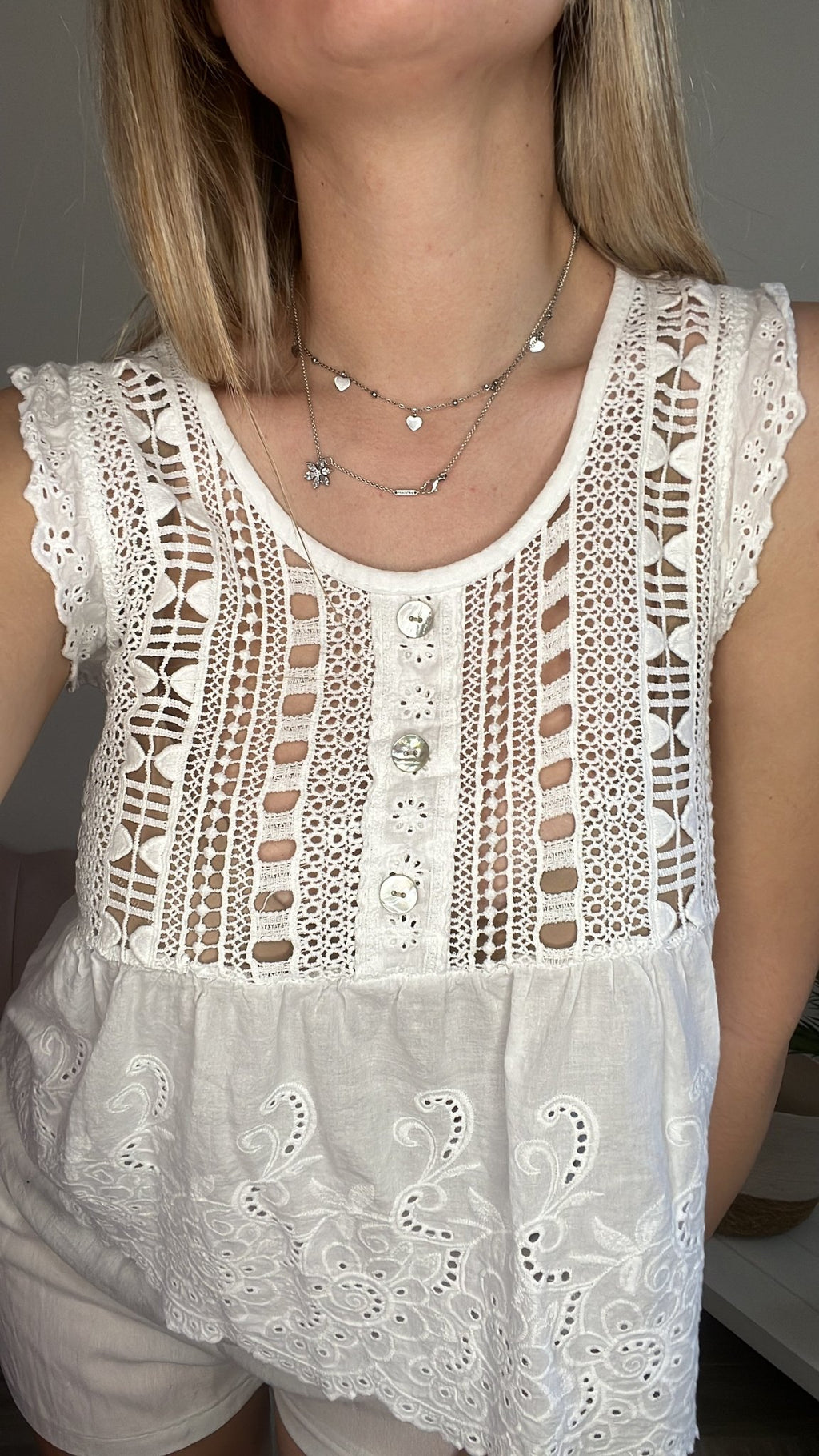 Top bianco con ricami all'uncinetto - Follie by Alice