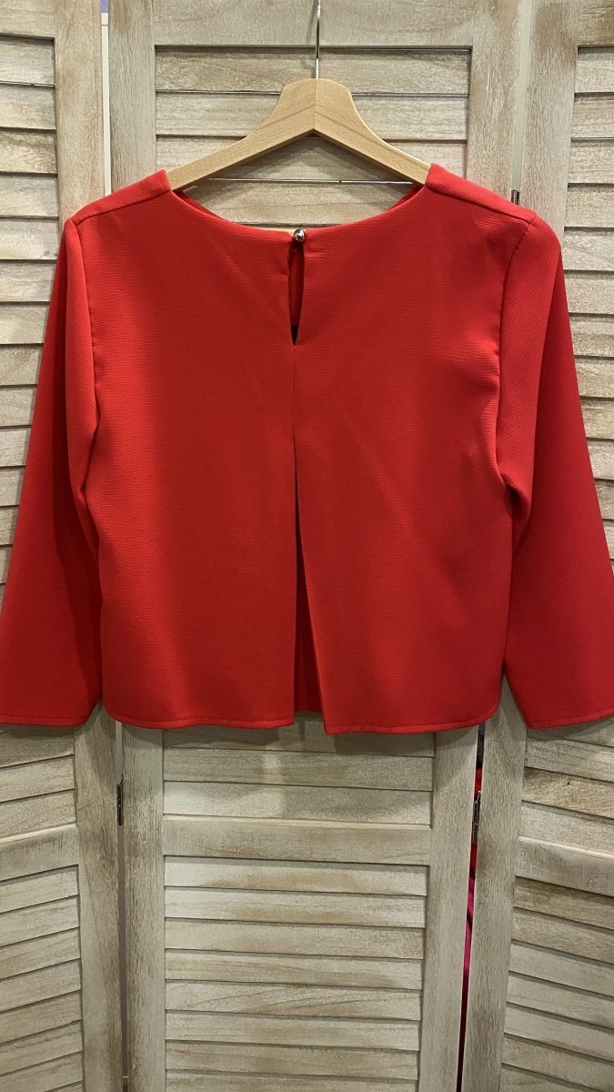 Top corto rosso con cuciture – alternate