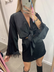 Top PIUME nero con frangette sulla manica - Follie by Alice