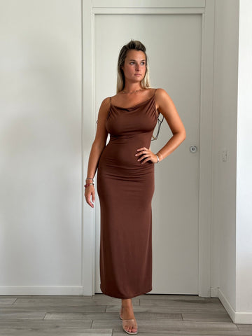 Tubino lungo Summer marrone satin drappeggiato con schiena scoperta - Follie by Alice